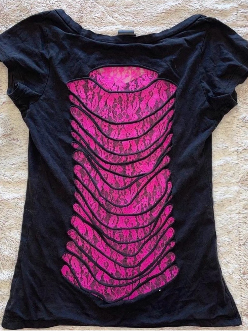 *ISO* LOOKING FOR THIS SHIRT - Picture 2 of 3